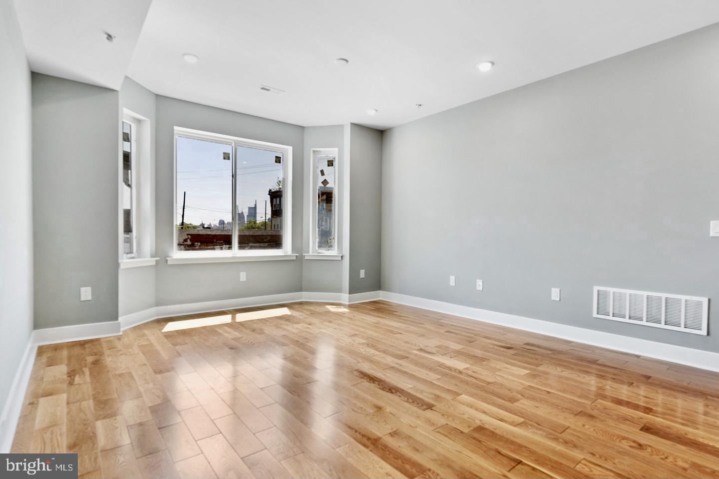 3037 W SEDGLEY AVENUE UNIT 2