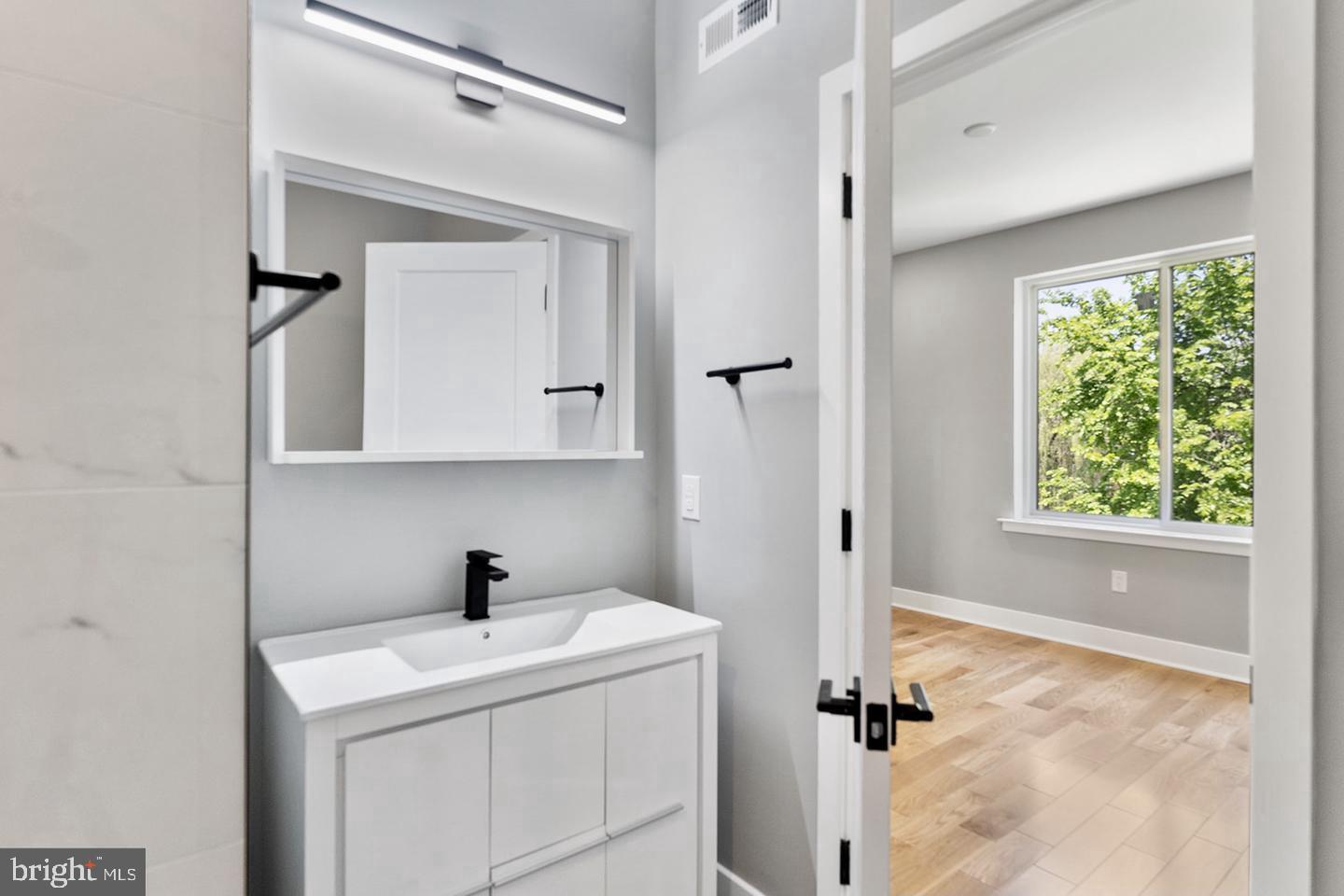 3037 W SEDGLEY AVENUE UNIT 2