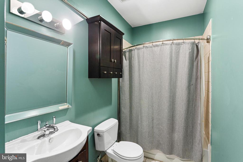 1641 CHRISTIAN STREET Unit: 3