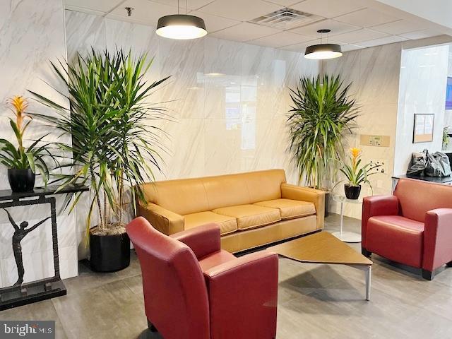 2101 CHESTNUT STREET Unit: 517