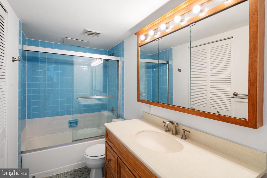 1420 LOCUST STREET Unit: 33R