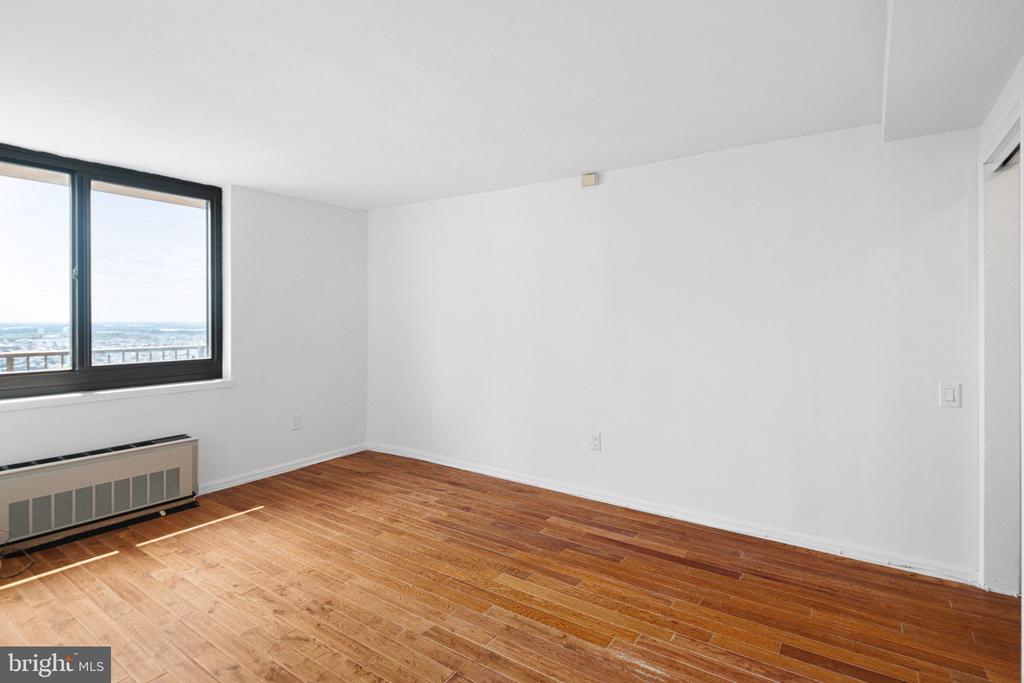 1420 LOCUST STREET Unit: 33R