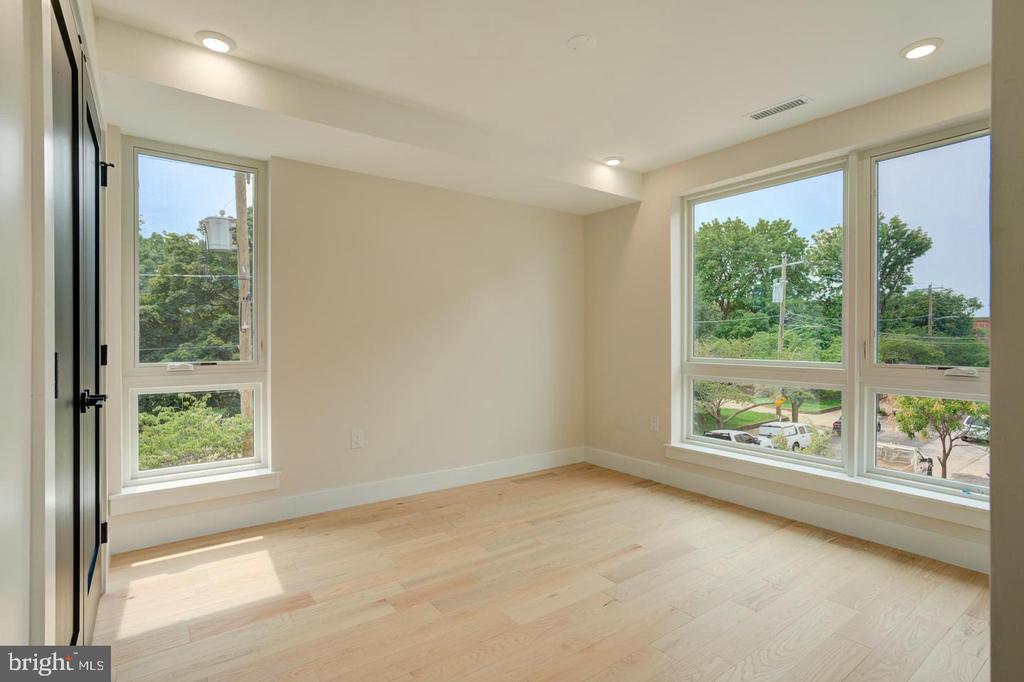 2534 E MADISON STREET