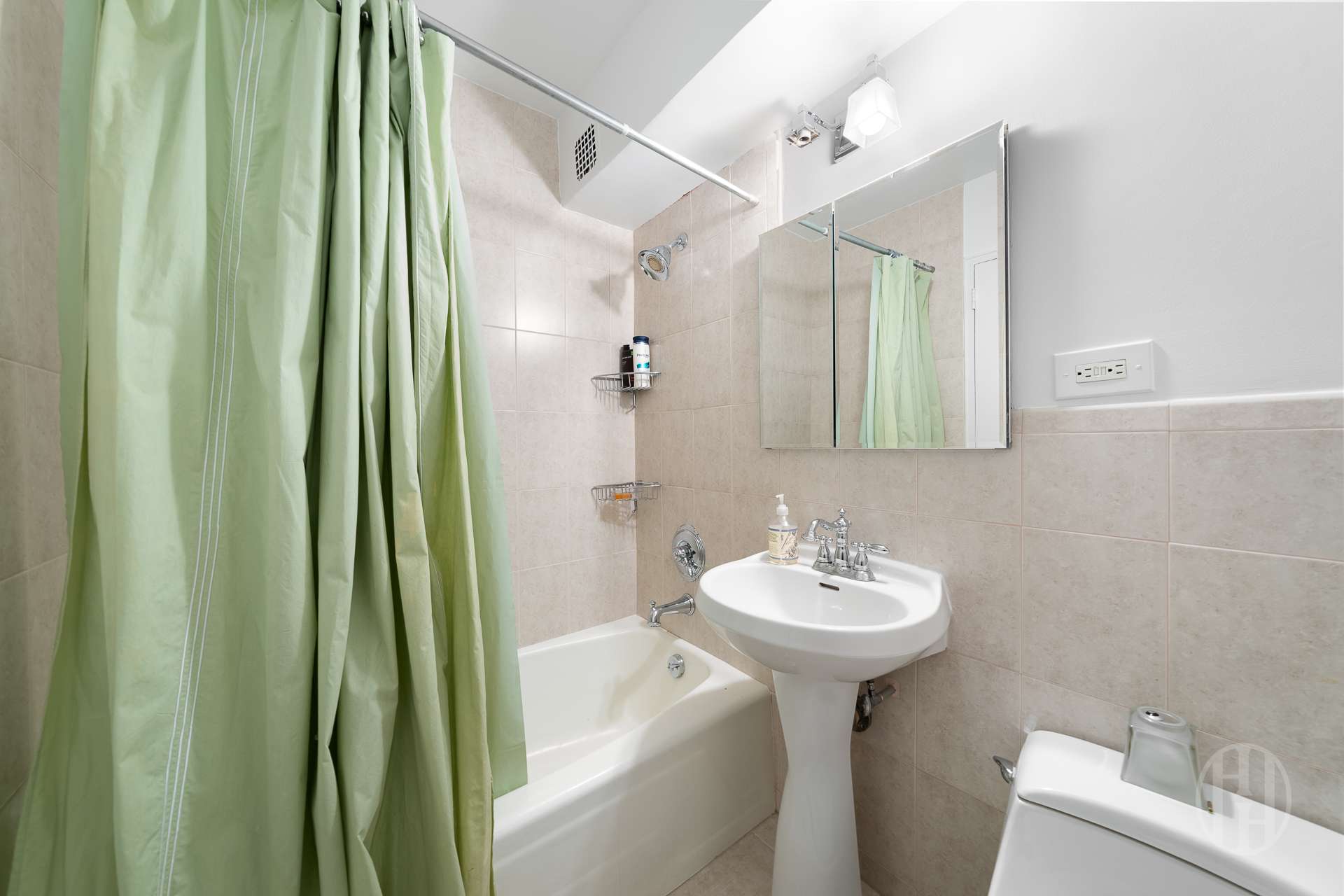 225 E 36th Street 9D
