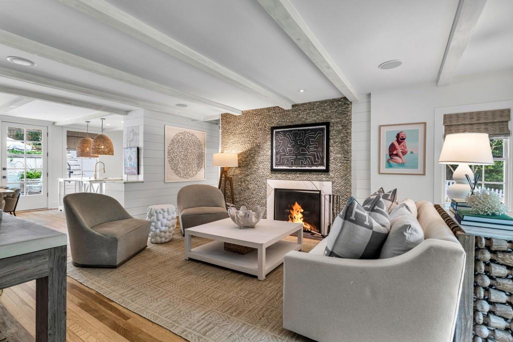 568 E Wesley Road NE