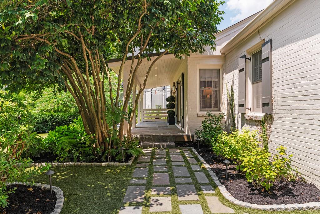 568 E Wesley Road NE