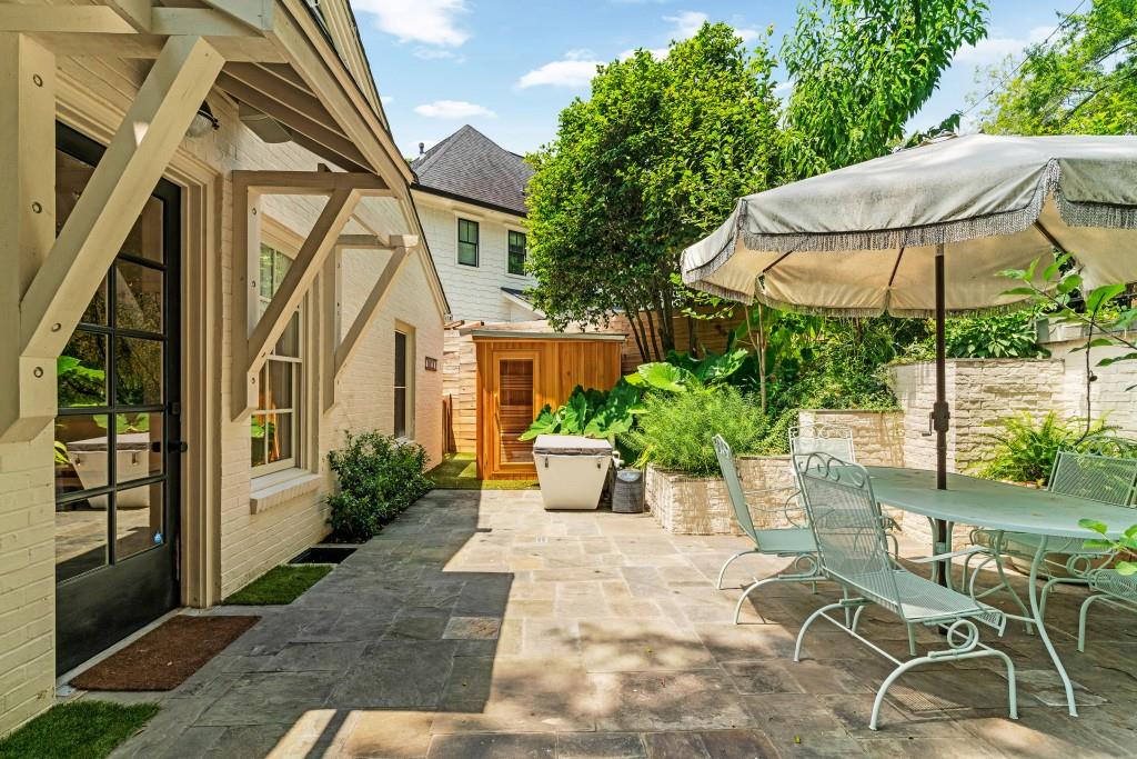 568 E Wesley Road NE