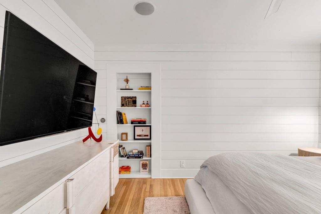 568 E Wesley Road NE