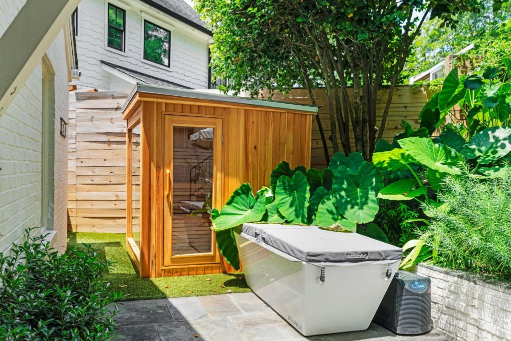 568 E Wesley Road NE