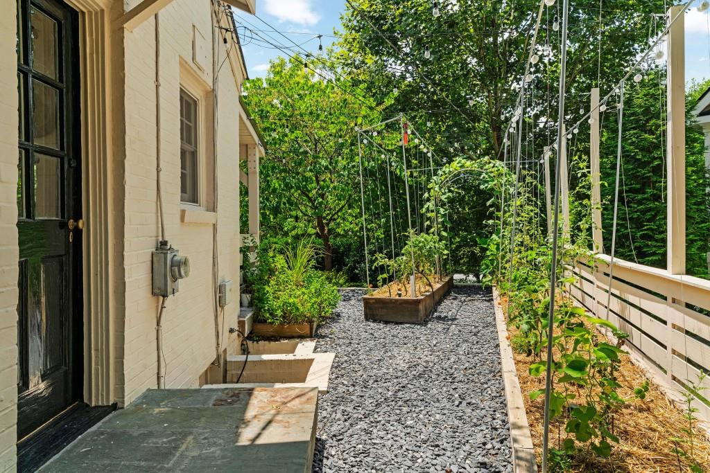 568 E Wesley Road NE