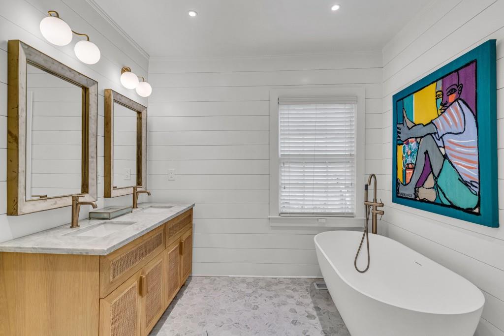 568 E Wesley Road NE