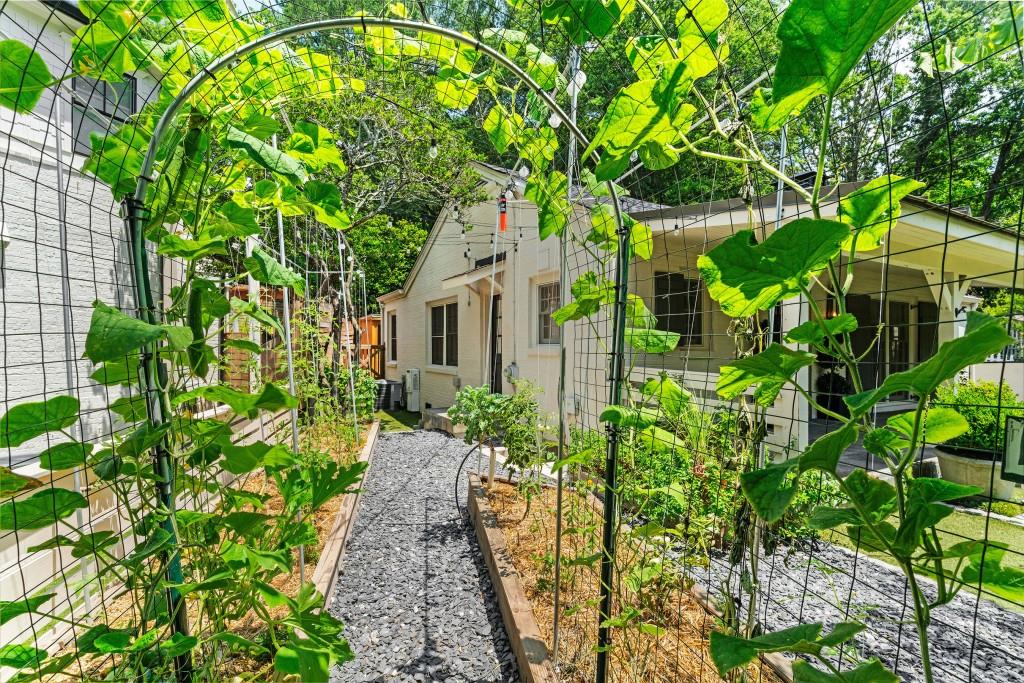 568 E Wesley Road NE