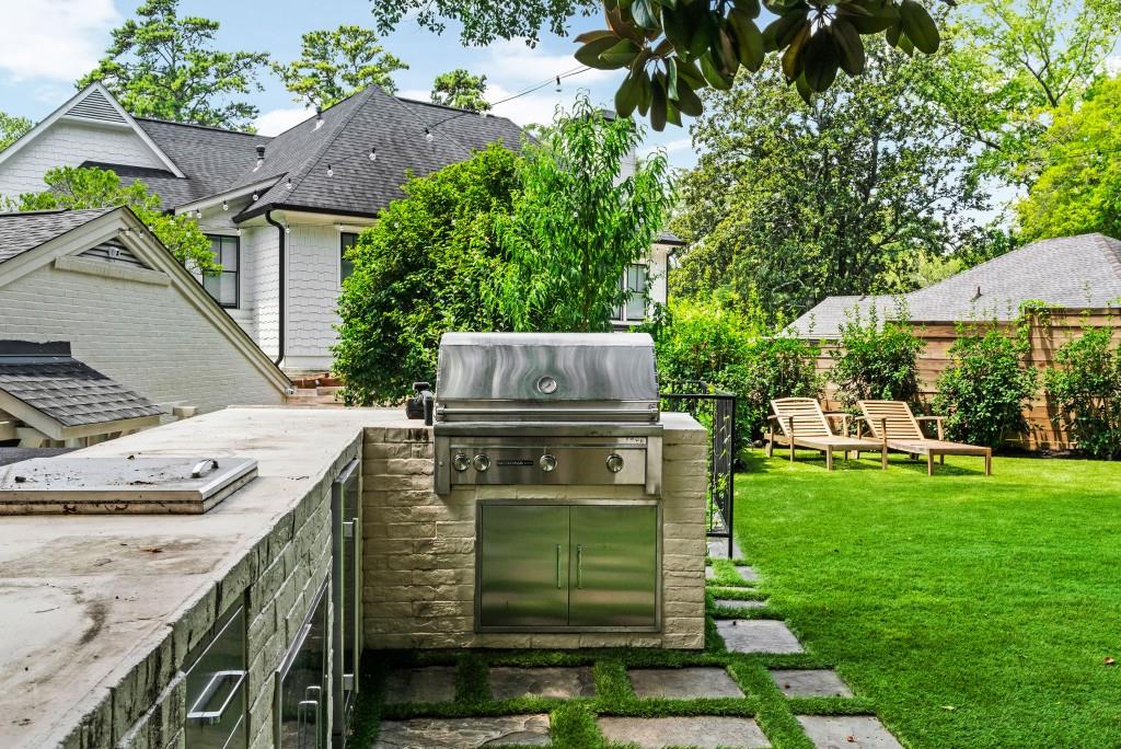 568 E Wesley Road NE