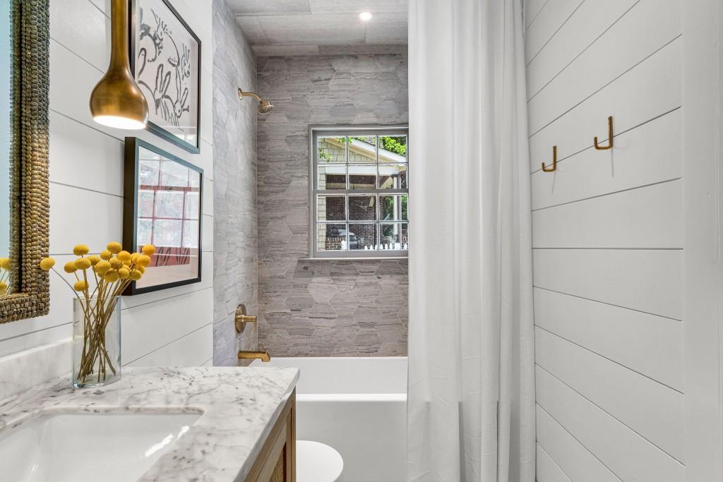 568 E Wesley Road NE