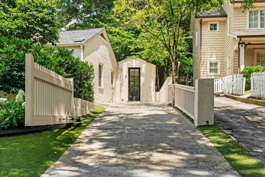 568 E Wesley Road NE