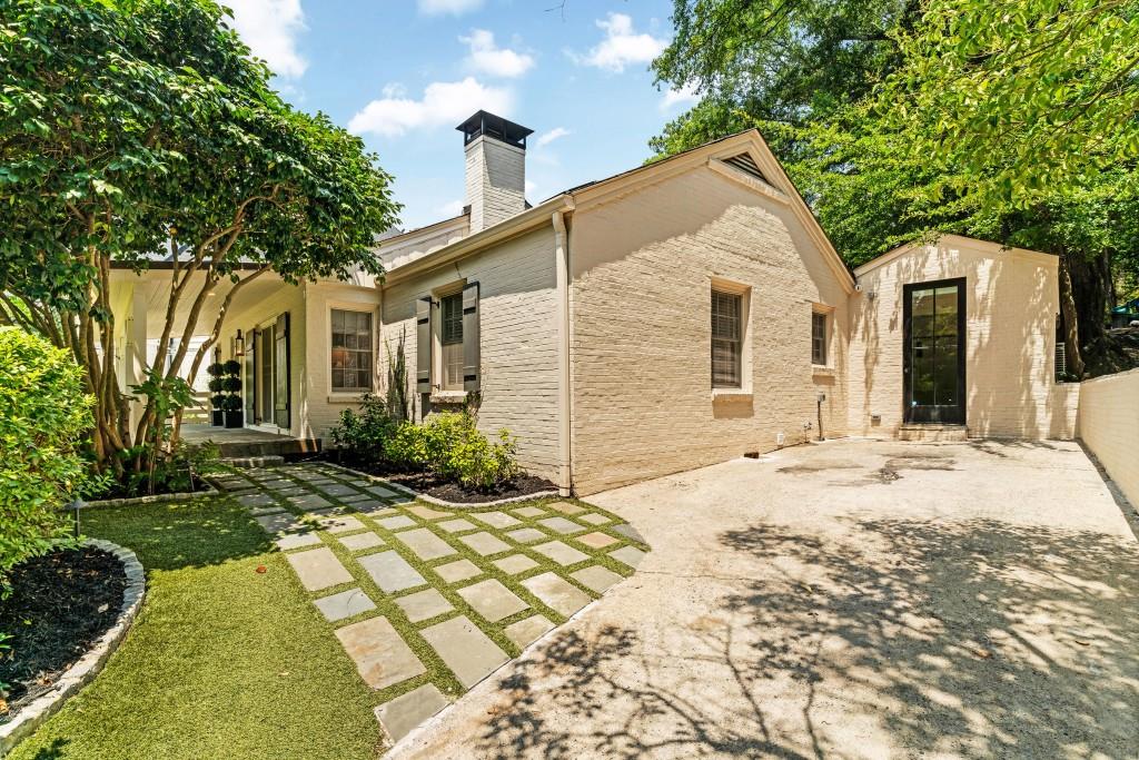 568 E Wesley Road NE