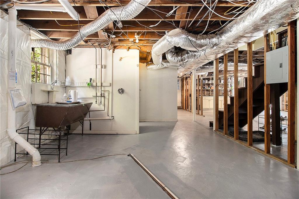 1528 N Highland Avenue NE