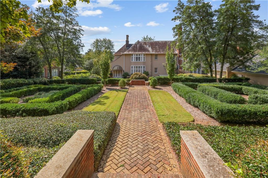 78 Paces West Circle NW