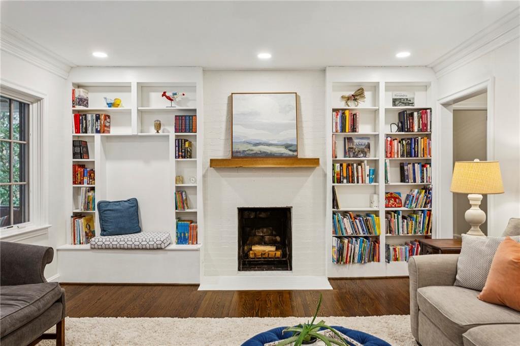 734 Woodley Drive NW