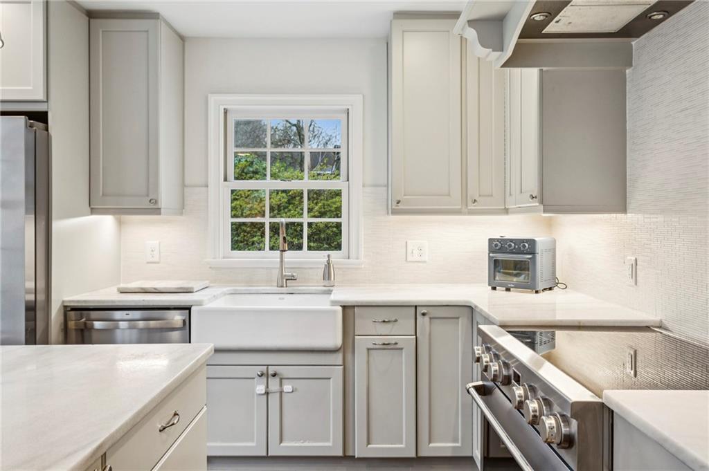 734 Woodley Drive NW