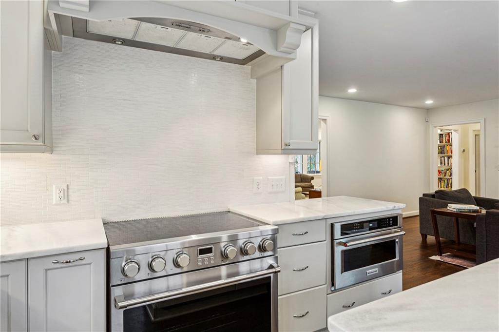 734 Woodley Drive NW