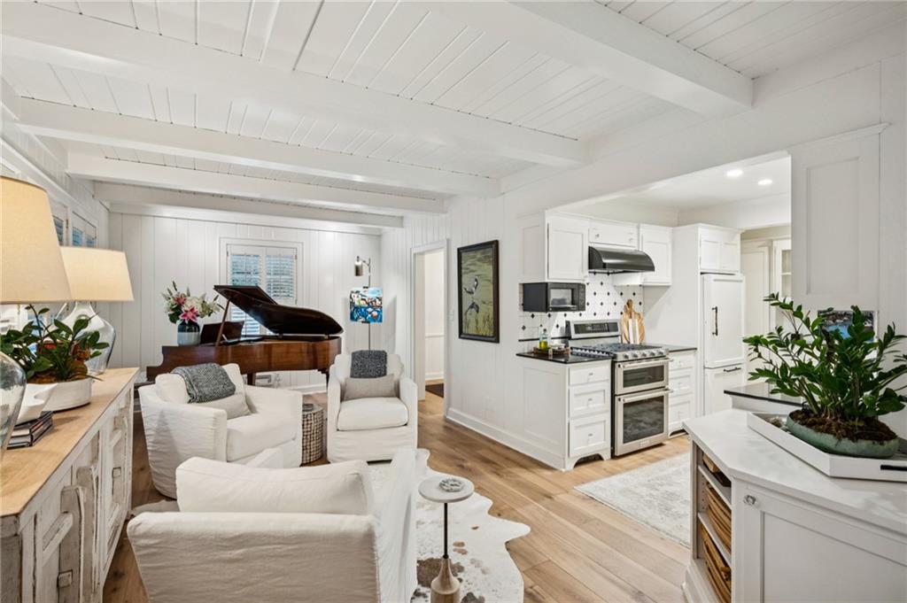 1892 Greystone Road NW