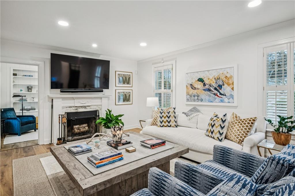 1892 Greystone Road NW