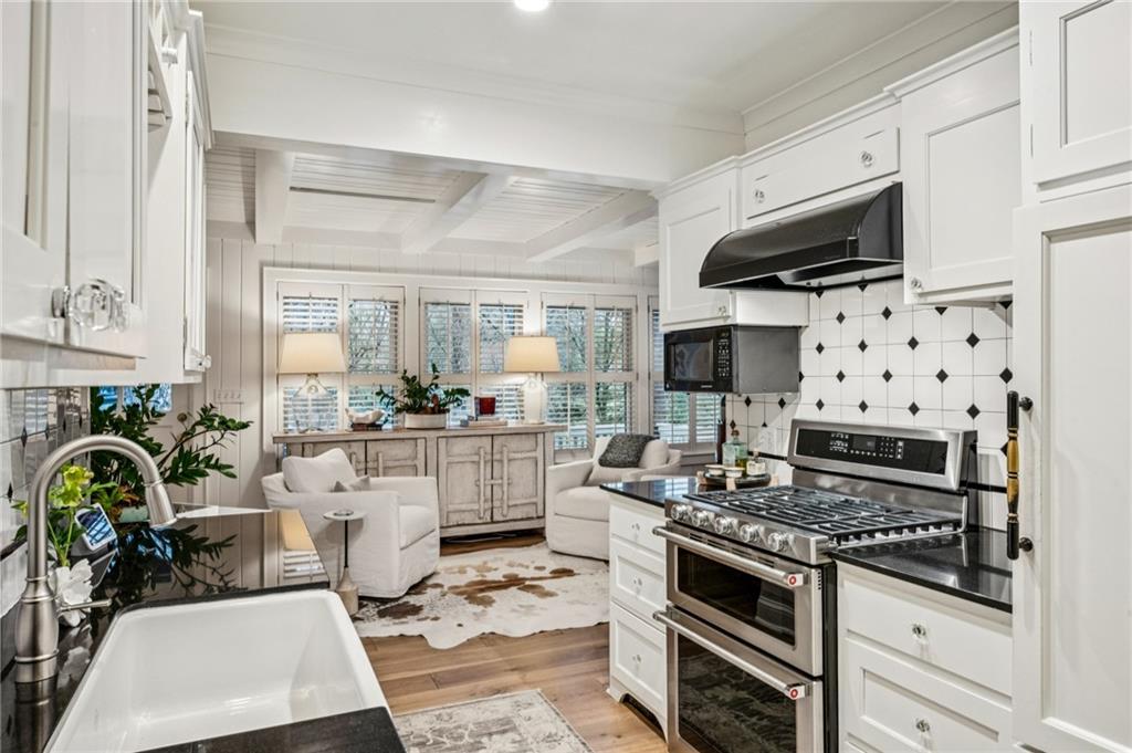 1892 Greystone Road NW