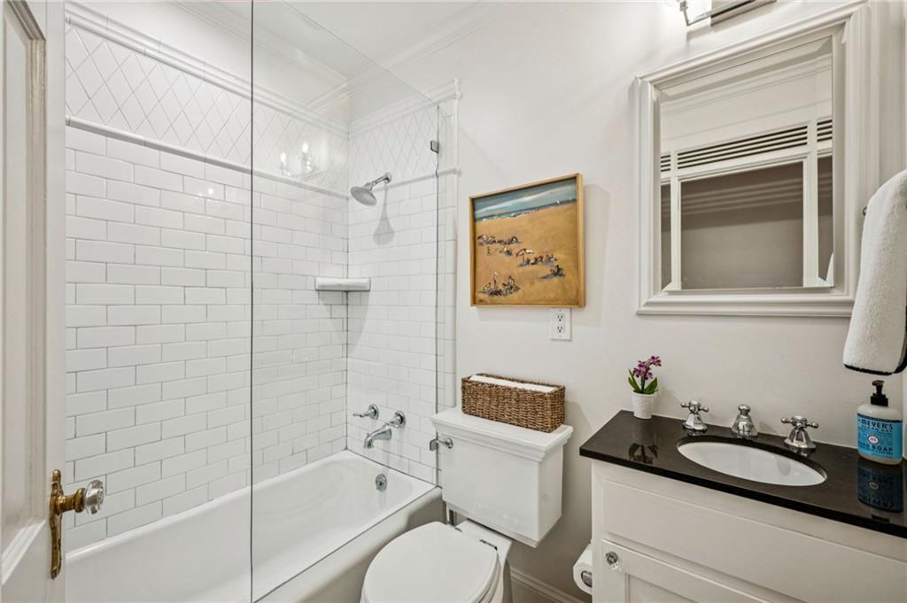 1892 Greystone Road NW