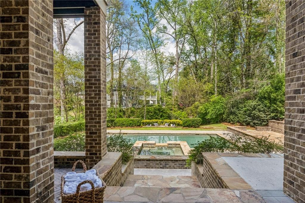 2960 Castlewood Drive NW