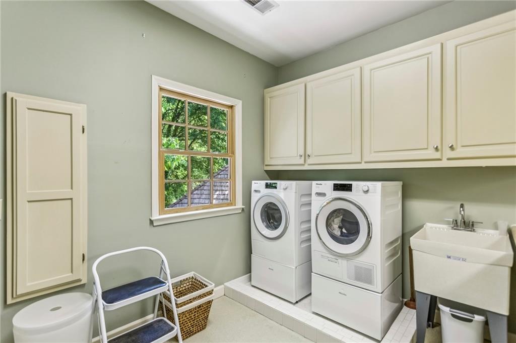 10 Albemarle Drive NW