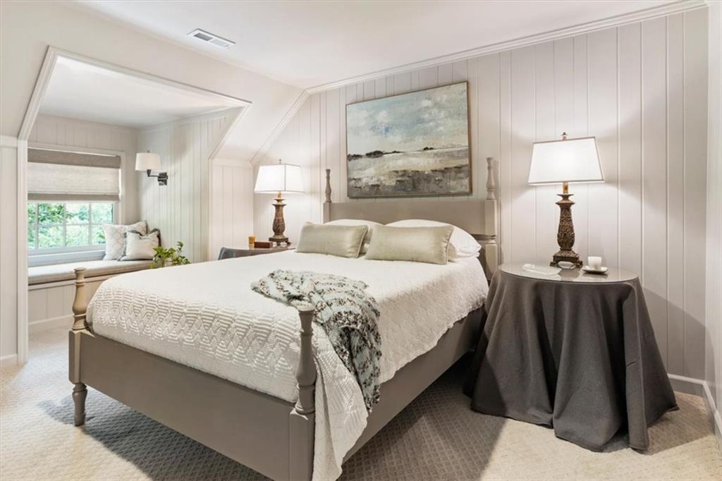 100 Huntcliff Point