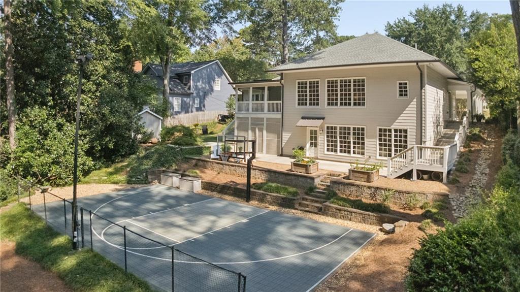 912 Beaverbrook Drive NW