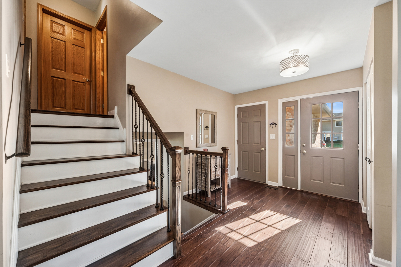 700 Country Lane N