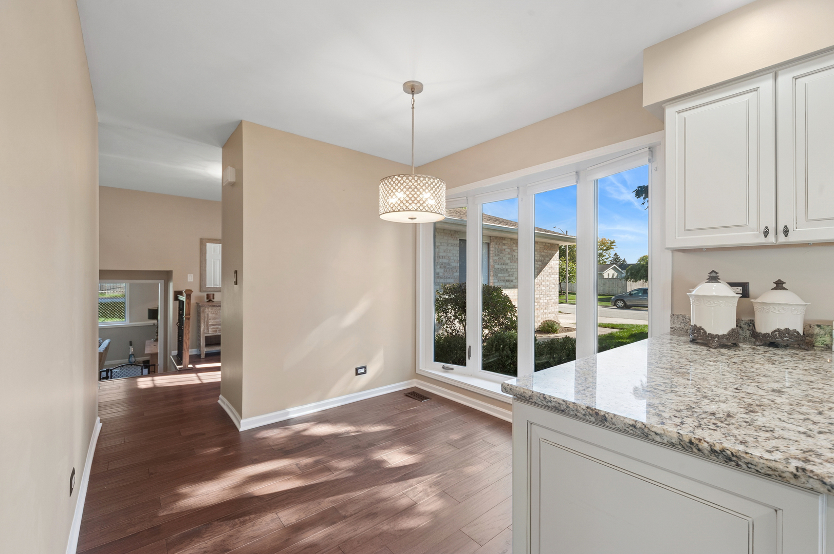 700 Country Lane N