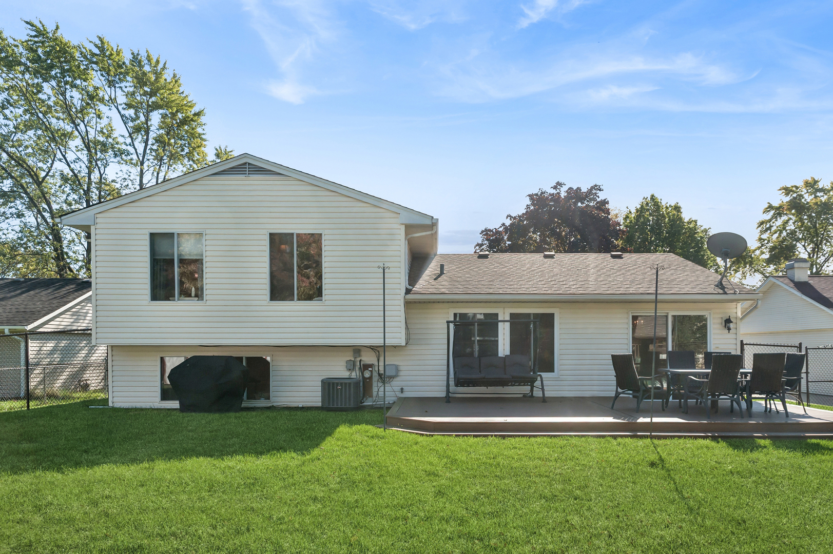 700 Country Lane N