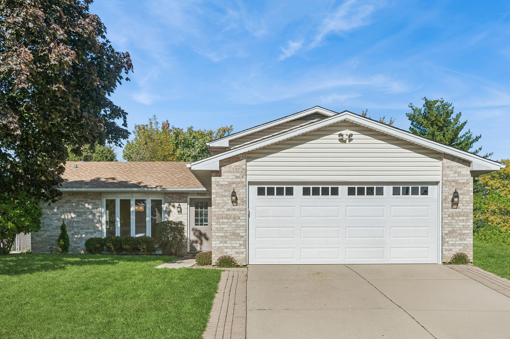 700 Country Lane N