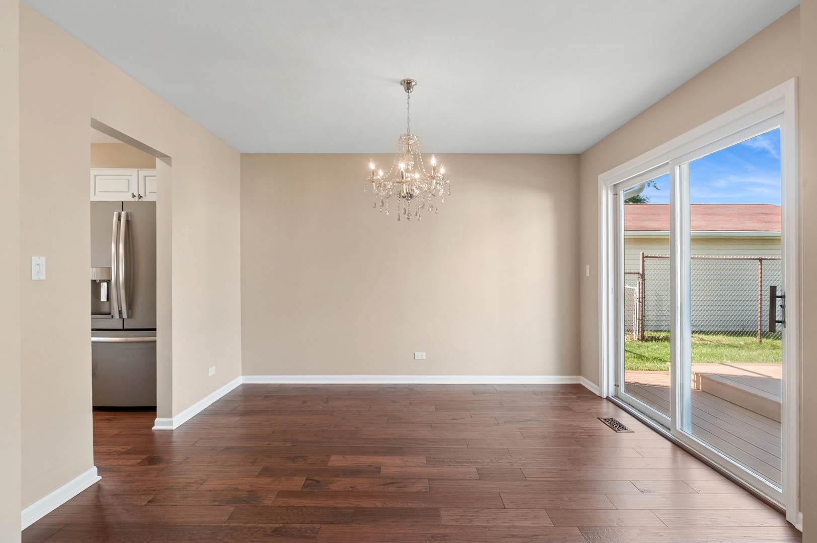 700 Country Lane N
