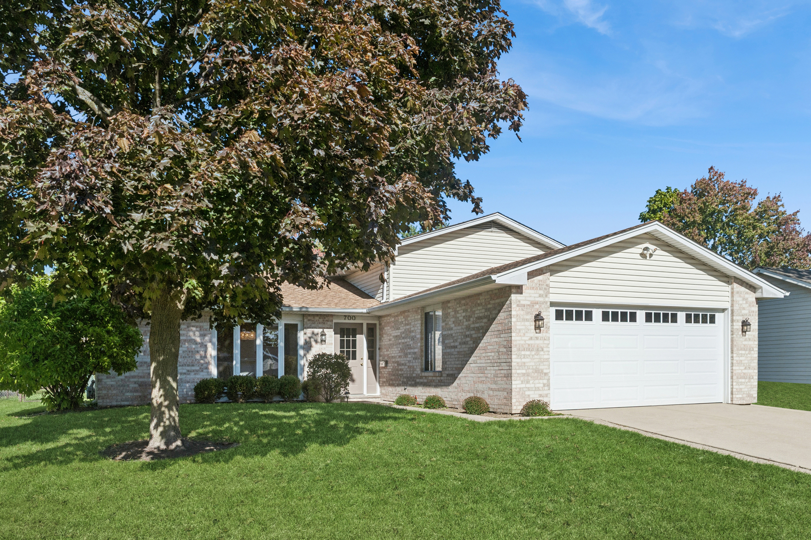 700 Country Lane N