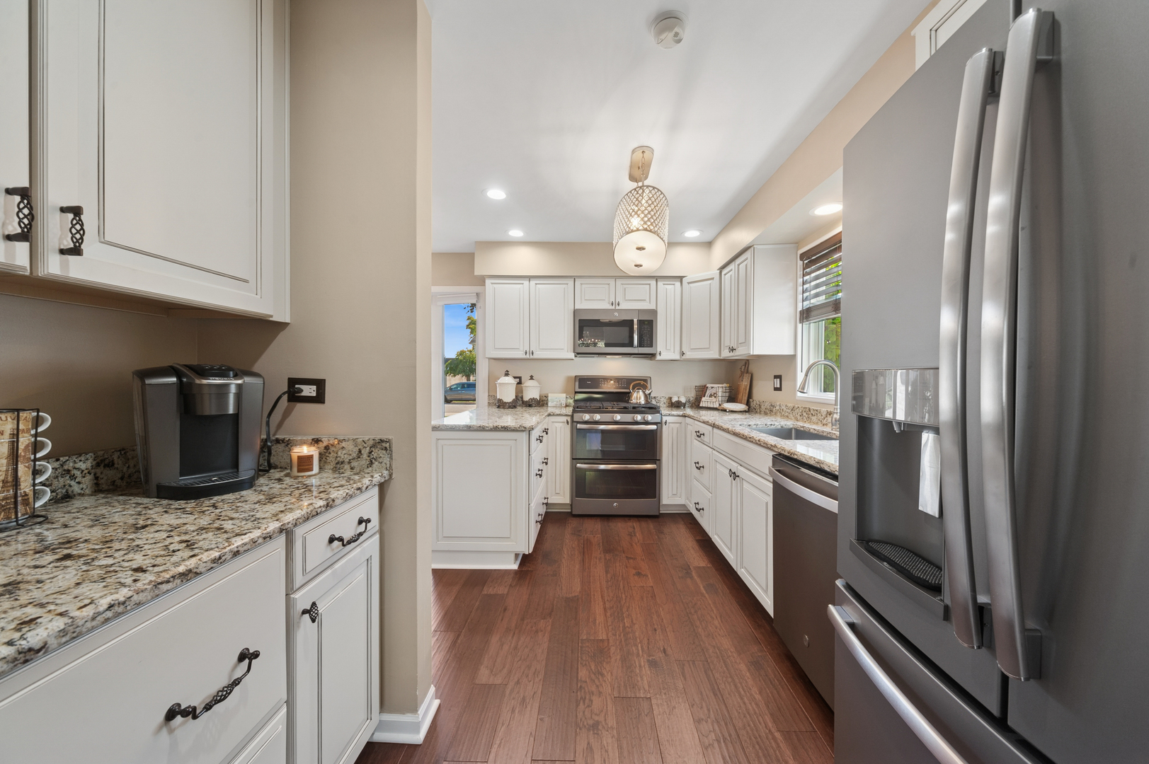 700 Country Lane N