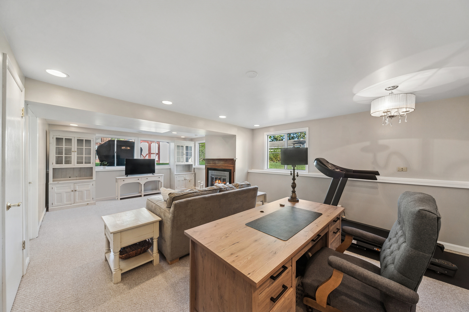 700 Country Lane N