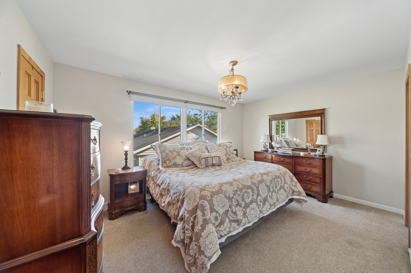700 Country Lane N