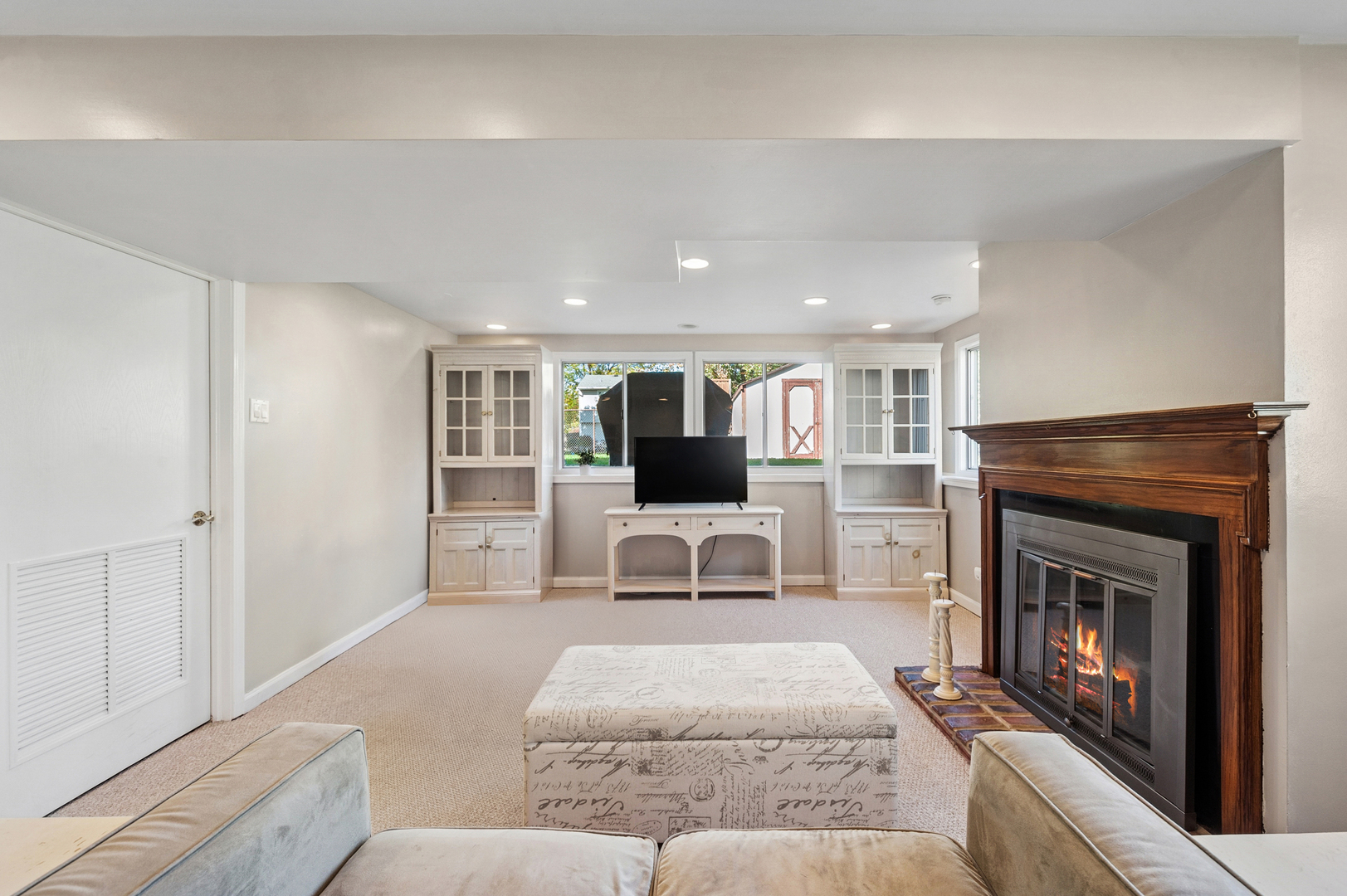 700 Country Lane N