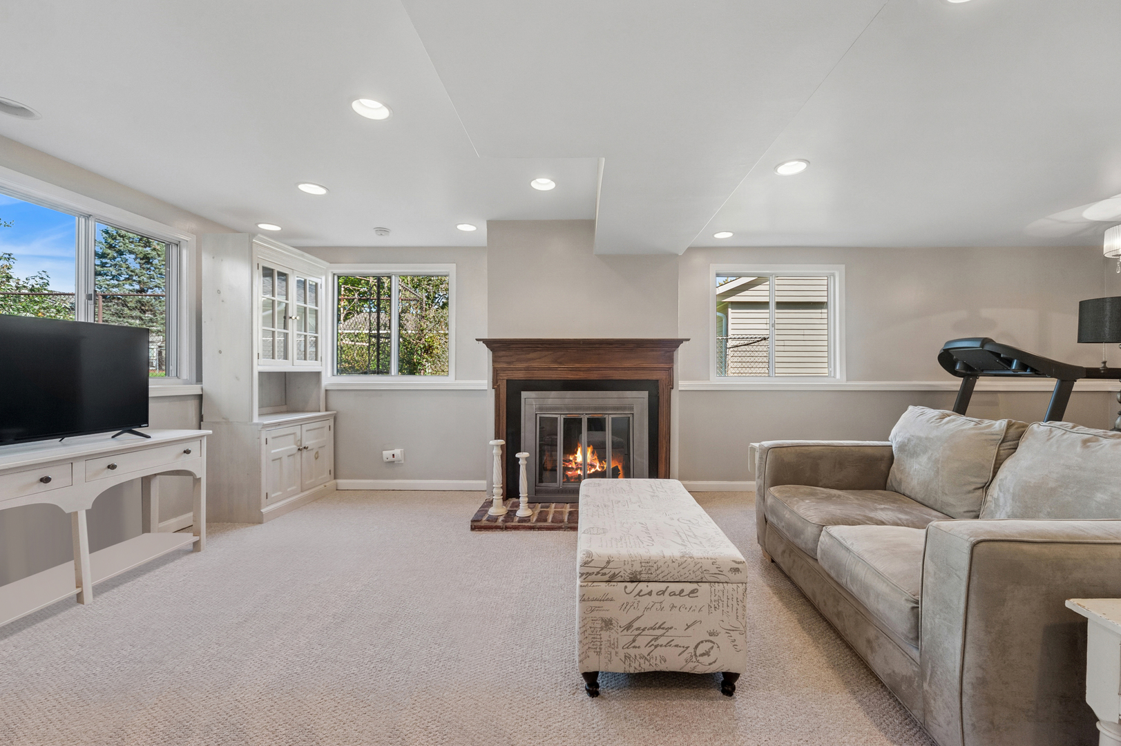 700 Country Lane N