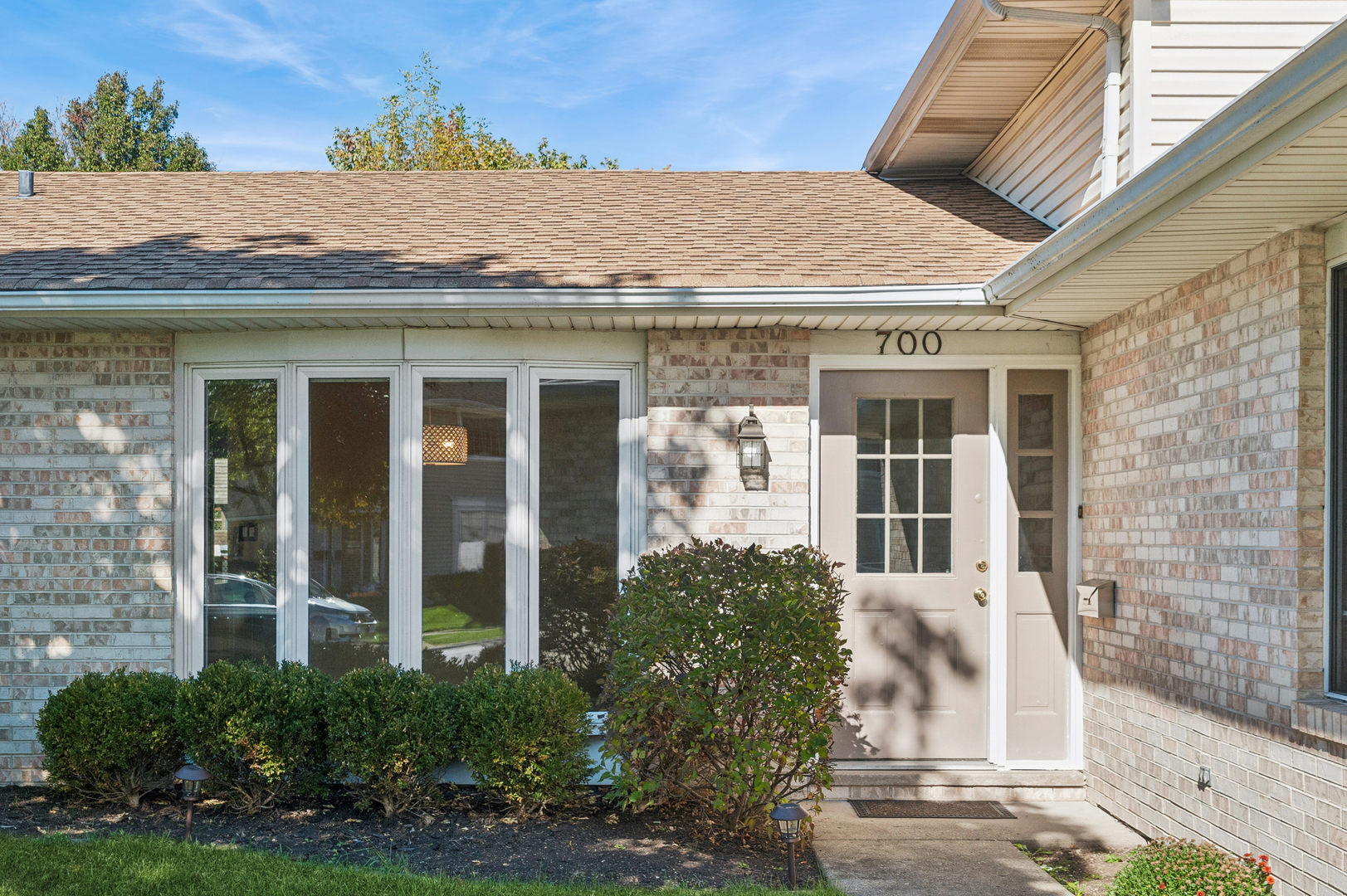 700 Country Lane N