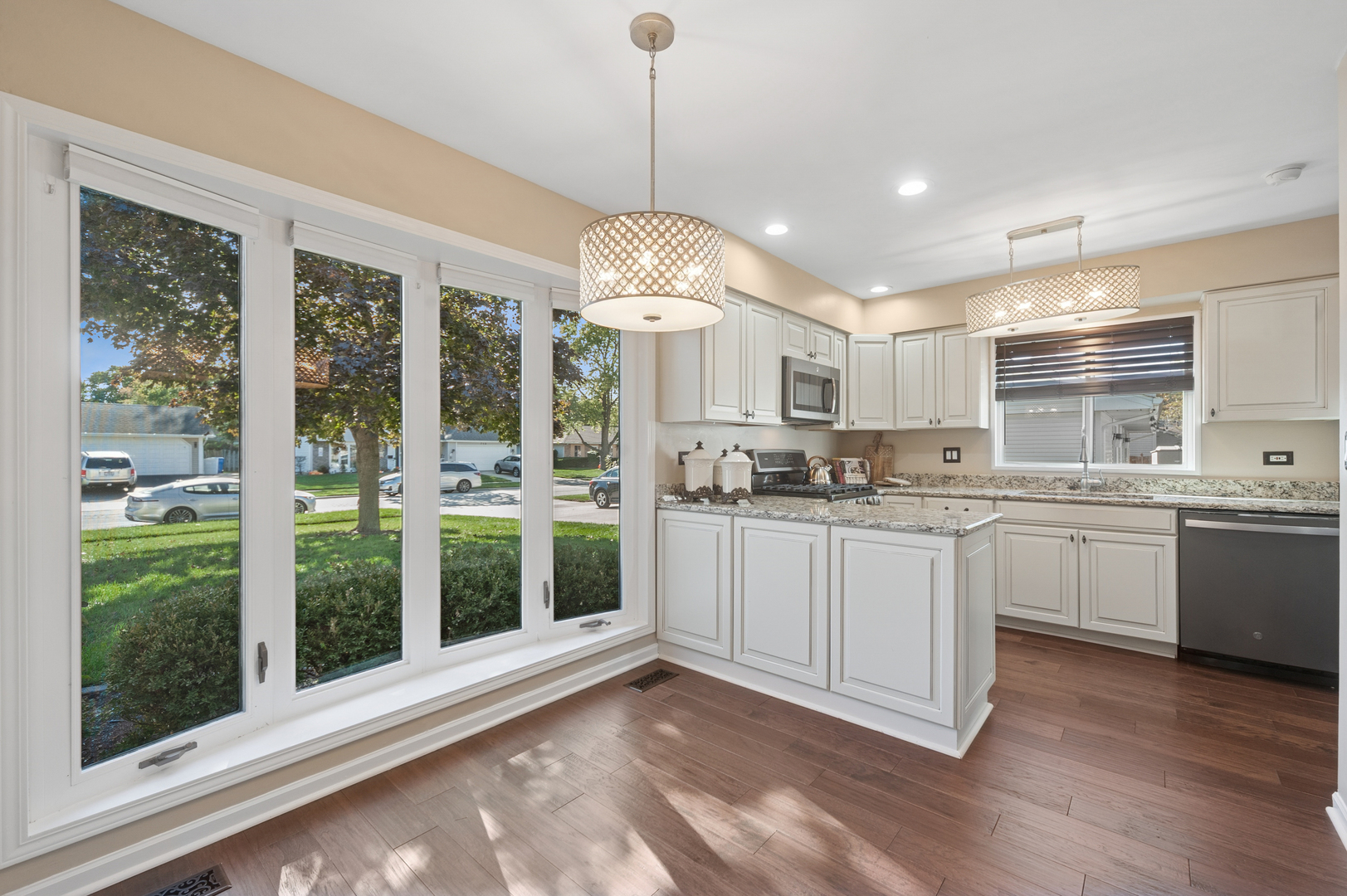 700 Country Lane N