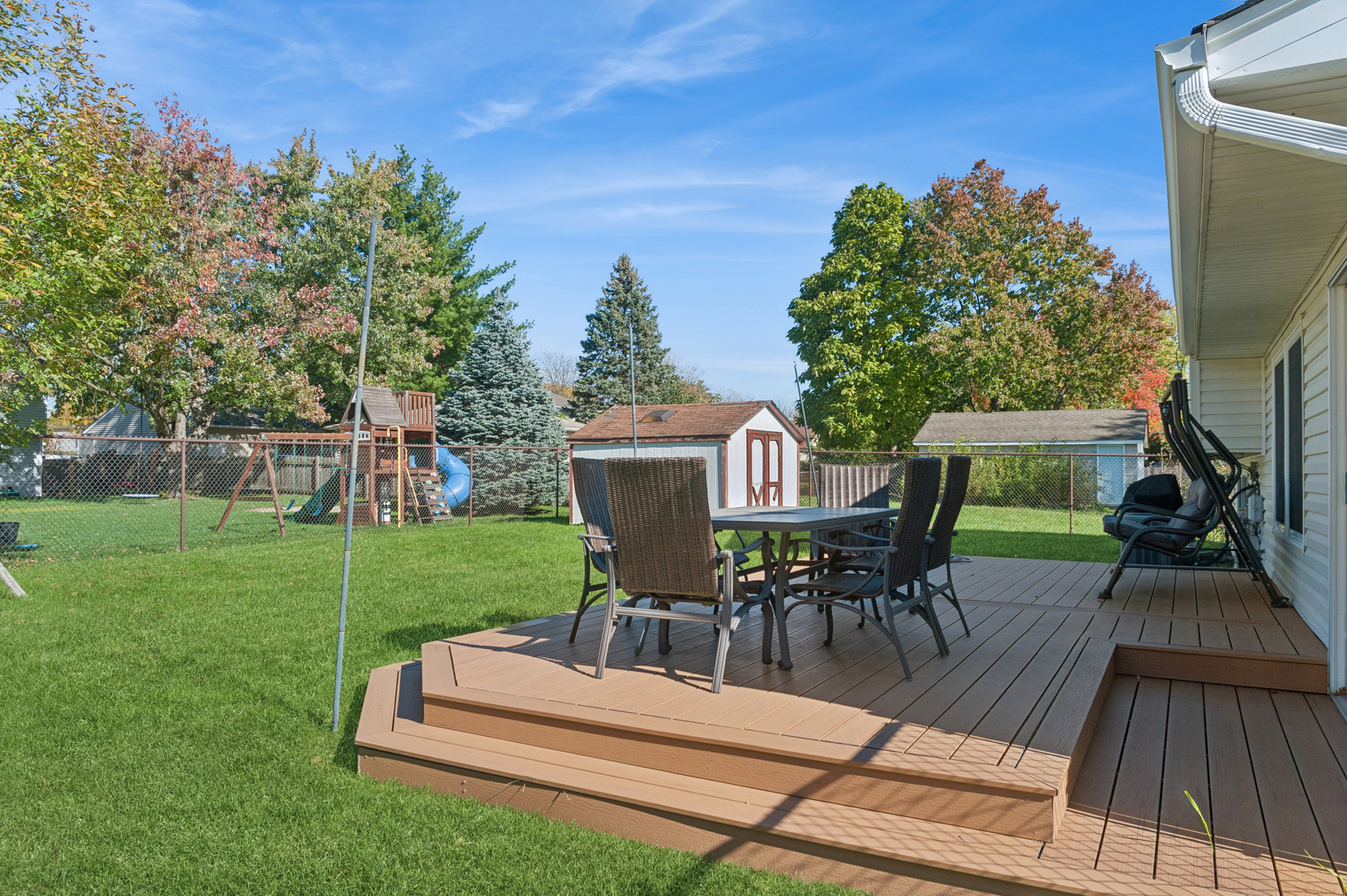 700 Country Lane N