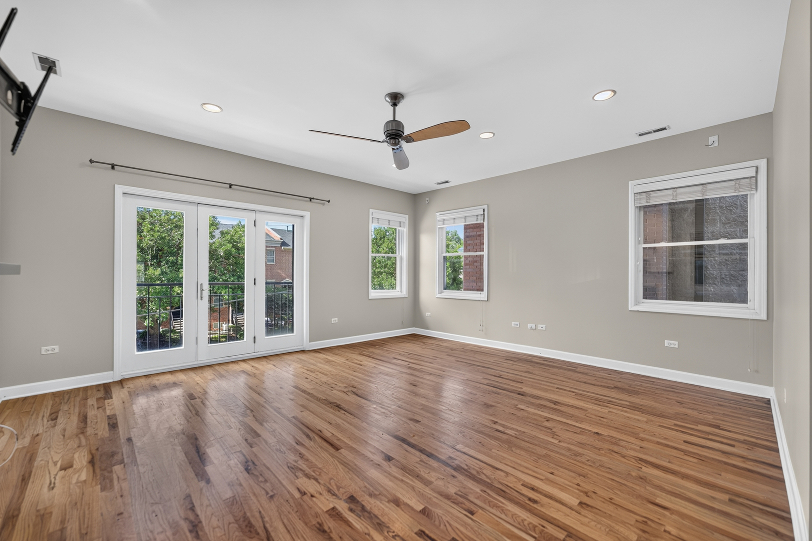 2633 W Belmont Avenue Unit: 2