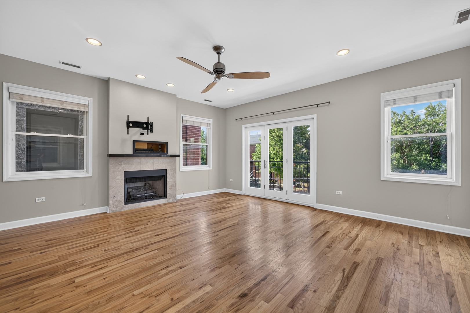 2633 W Belmont Avenue Unit: 2