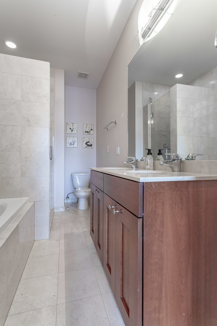 1126 W Fullerton Avenue Unit: 2